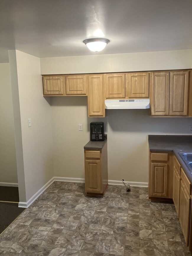 Townhome Kitchen - College Hill Apartments