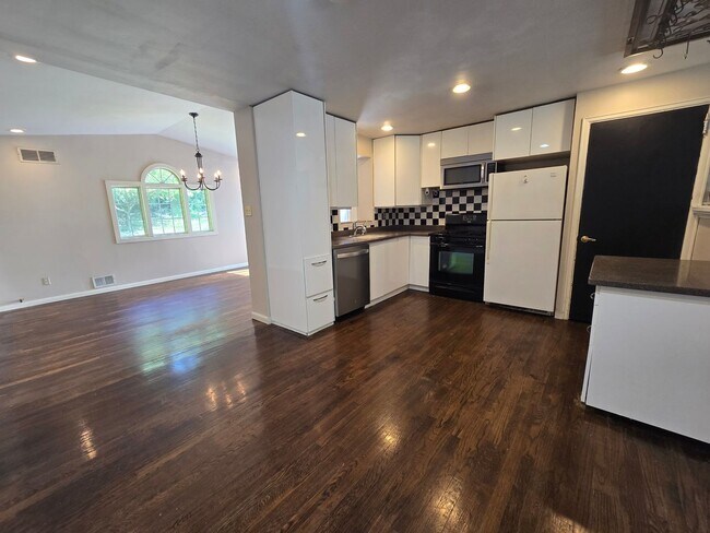 Foto del edificio - Beautiful 3 Bedroom Home - Garden City