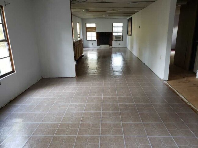 Foto del edificio - Rent this 4 Bedroom, 2 baths in Elgin!