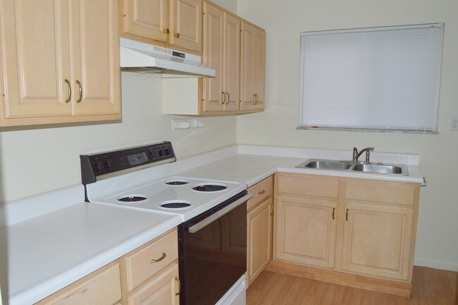 Kitchen - 4405 Farnham Ave