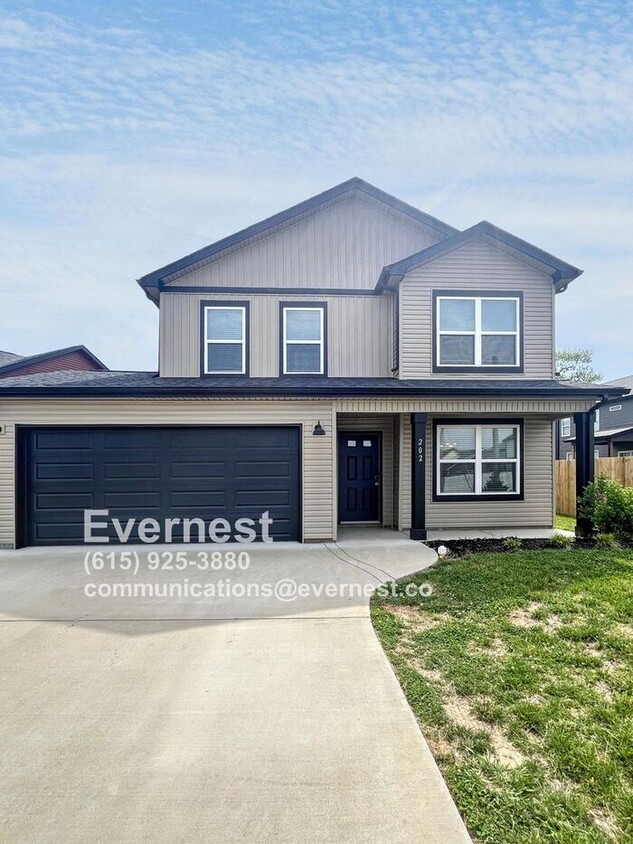 Foto principal - 3-Bedroom, 3-Bathroom Home with Convenient...