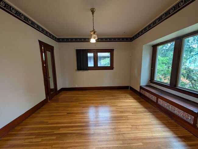 Foto del edificio - 4 Bedroom 2 Bath Pet-Friendly Normal Hill House