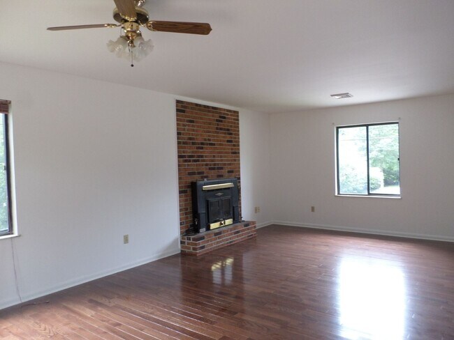Foto del edificio - 913 Toms Creek Rd