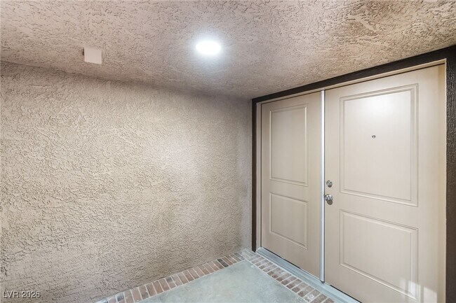 Building Photo - 968 Pinehurst Dr