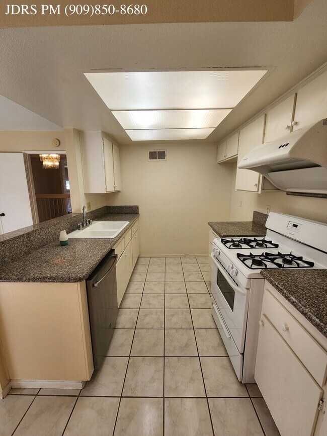 Building Photo - Fullerton 3 Bedroom Townhouse