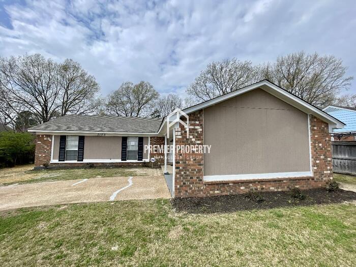 Primary Photo - 2105 Woodfield - Available Now!