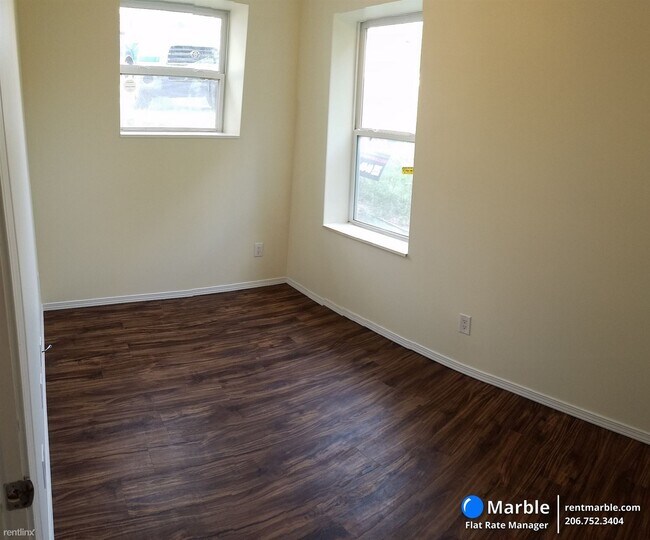Building Photo - 4 br, 2 bath Townhome - 150 E Willow Ct