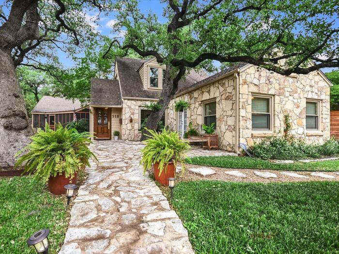 Primary Photo - Charming 4 beds 4 baths in Austin!