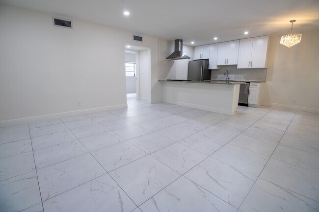 Cocina y sala de estar - Sun Harbour Apartments