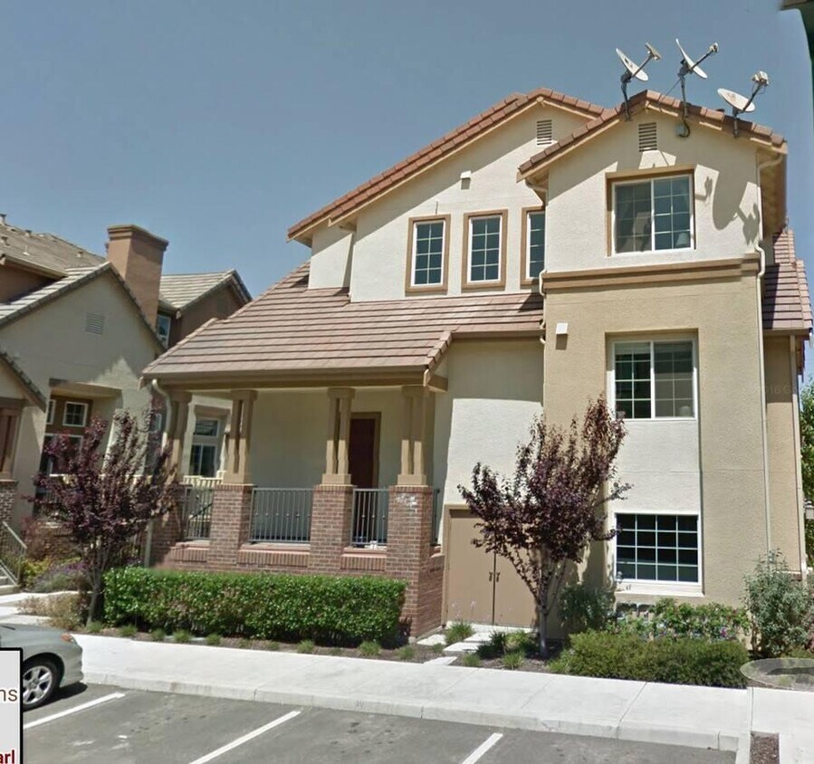 Primary Photo - 1061 Pearl Terrace