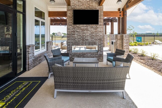Building Photo - The Oasis at Southpark