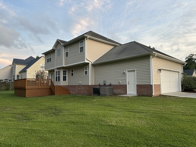 Building Photo - 421 Holly Ln