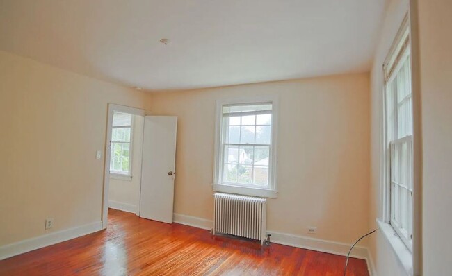 Building Photo - 2025-2026 School Year / 8 Bdrm / 3 Bath St...