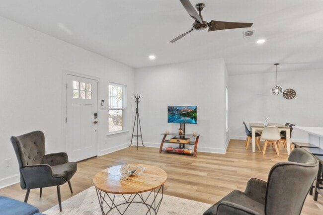 Building Photo - 417 Bedford Dr