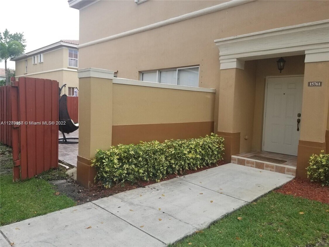 Primary Photo - 15761 SW 42nd St