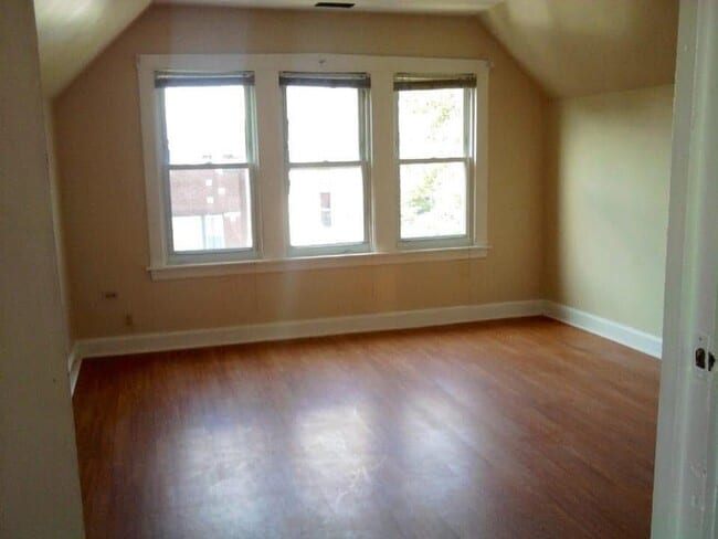 Foto del edificio - 3025 N Hamlin Ave