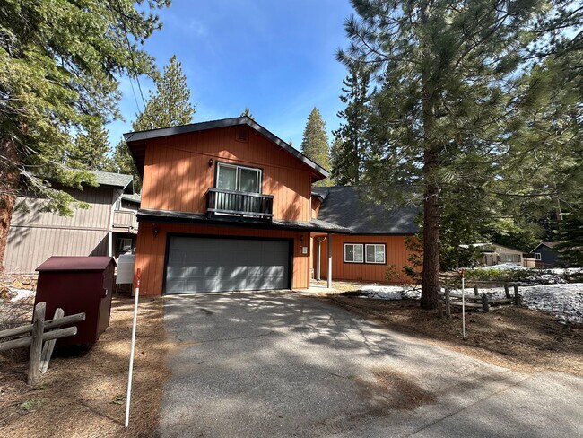 Foto del edificio - Unique and Spacious 3 Bedroom, 3 Bath Home...