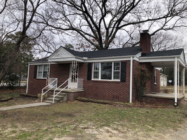 Great side porch for outdoor entertaining - 144 Pineview Rd