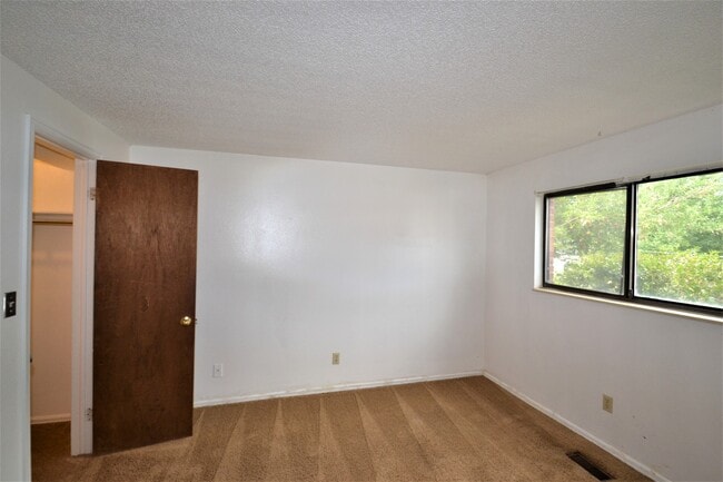 Building Photo - $1363 | 2BR/1BA Duplex | Cozy Home Near Be...