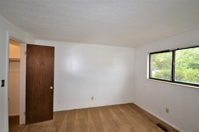 Foto del edificio - $1363 | 2BR/1BA Duplex | Cozy Home Near Be...