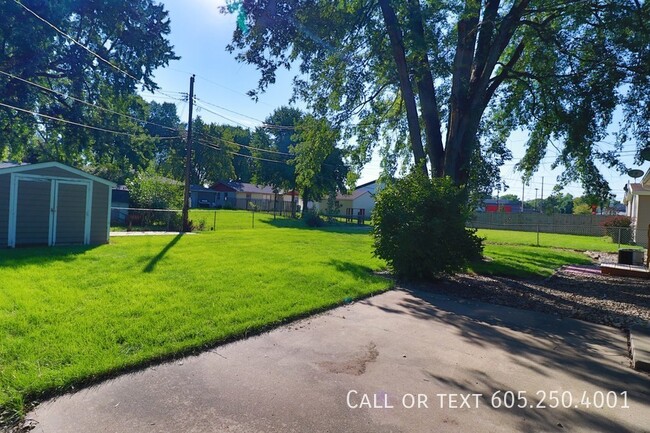 Building Photo - Spacious 3 Bed 2 Bath Home