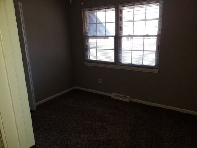 Building Photo - FREE TV w/Move in Feb - 3 Bedroom 2 Bathro...