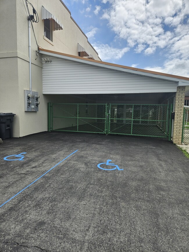 Building Photo - 440 Drummond St