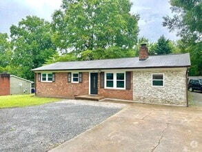 Building Photo - 2401 Woodleaf Dr