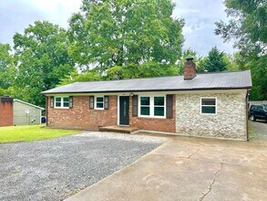 Building Photo - 2401 Woodleaf Dr