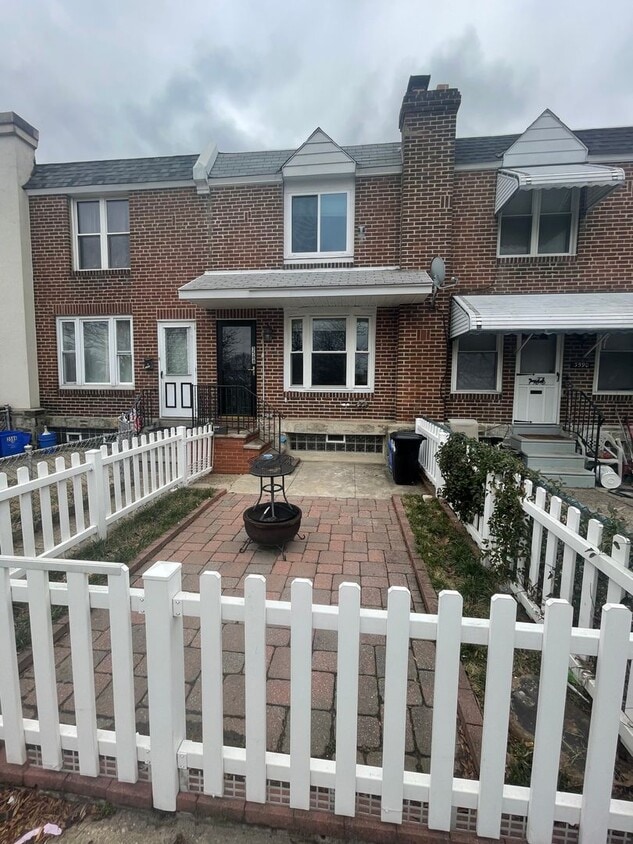 Primary Photo - Beautifully Updated 2 Bedroom House Availa...