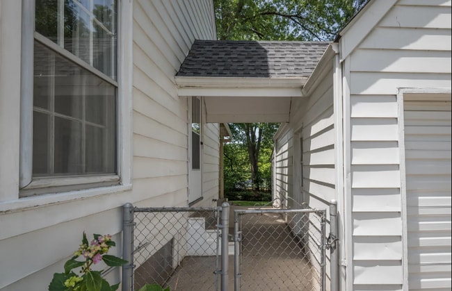 Foto del edificio - 3302 Maple Rd