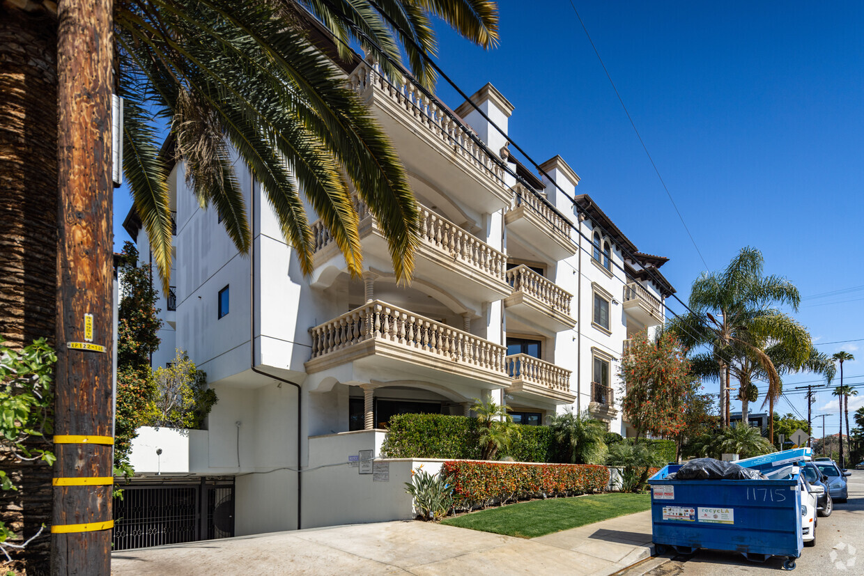 Exterior - 649 S Barrington Ave
