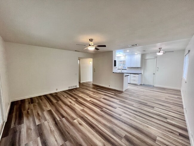 Building Photo - $2,495 Sierra & Cedar, 4 bedroom House - Fresno / Spacious Backyard / Fresh Paint / New Floors