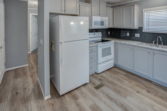 Building Photo - 3 Coachlight Trailer Park