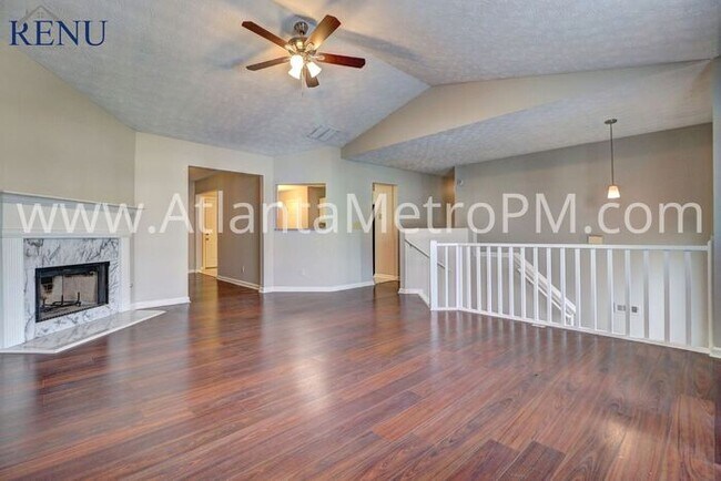 Building Photo - Available Now! 4 Beds & 3 Baths!
