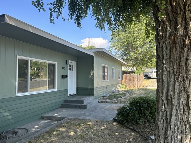 Building Photo - 1052 S Garden Dr
