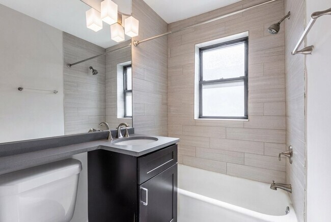 Foto del edificio - 2420 N Kedzie Blvd