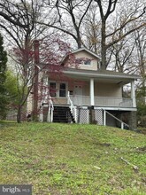 Building Photo - 633 Edge Hill Rd