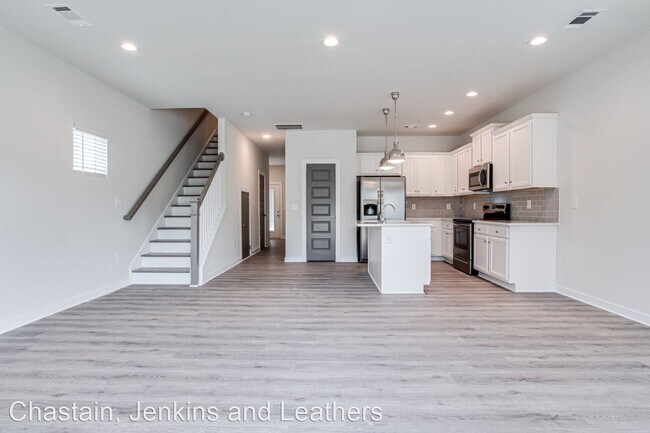 Building Photo - 3 br, 2.5 bath House - 699 W. Vincent Drive