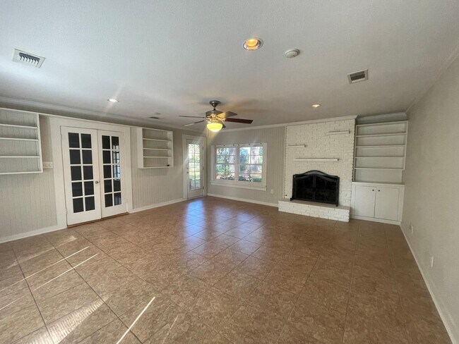 Building Photo - Spacious Inside & Out!