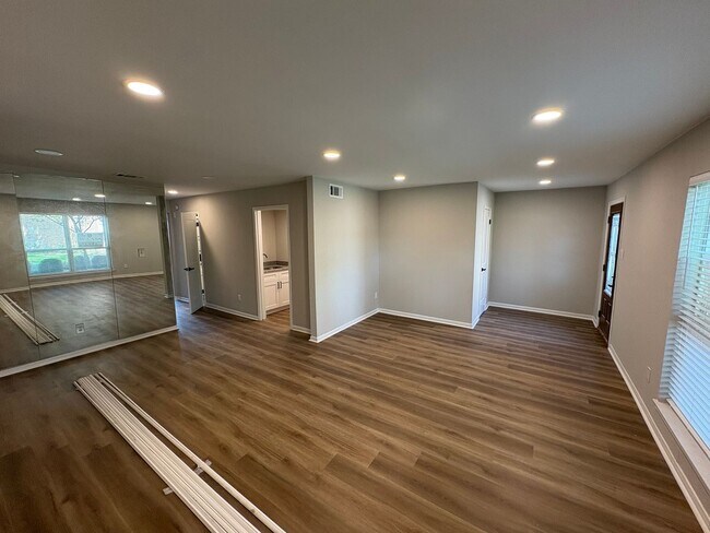 Building Photo - Newly Renovated 4 bed, 2.5 bath Townhome i...