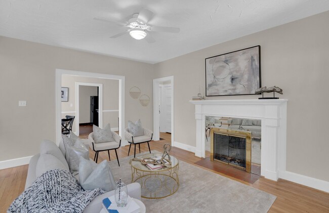 Foto del edificio - Pre-Leasing for the 26-27 School Year! - C...