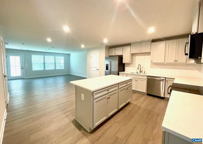 Foto del edificio - 5127 LAZY BRANCH Ln