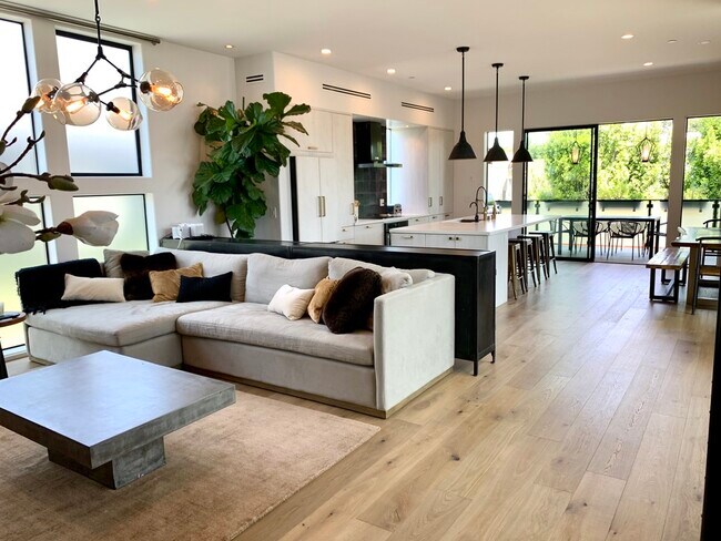 Foto del edificio - 2606 S Barrington Ave