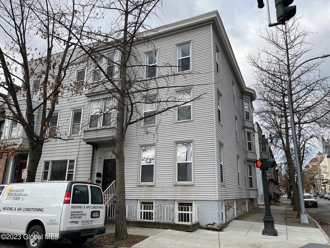 Primary Photo - 1649 5th Ave