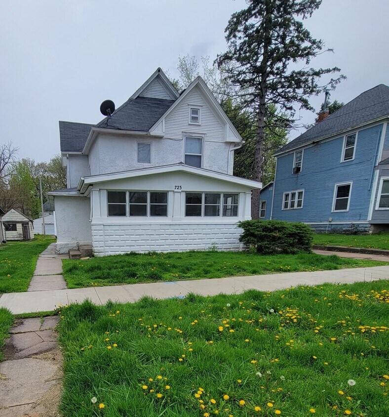 Foto principal - 723 W 1st St