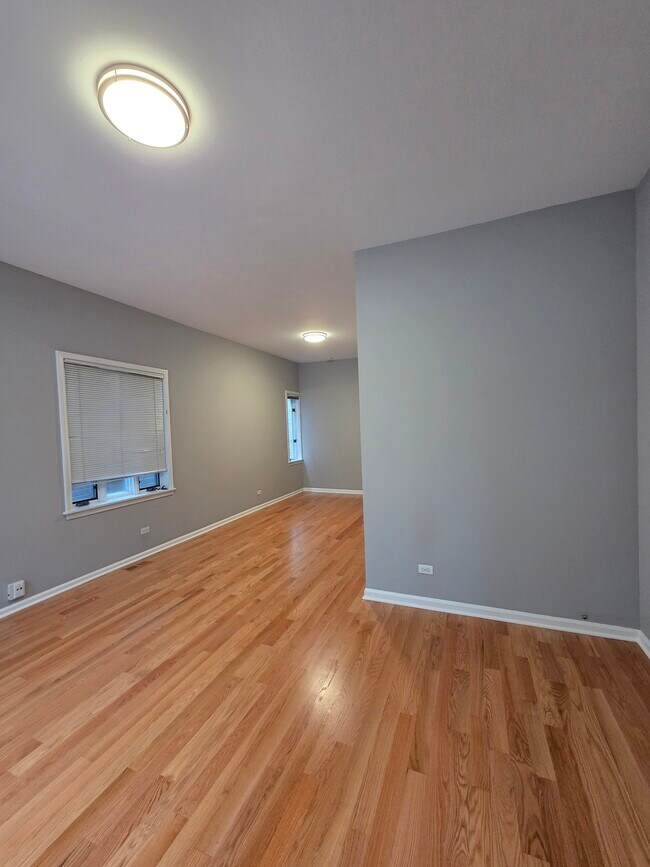 Living room - 1229 W Wellington Ave