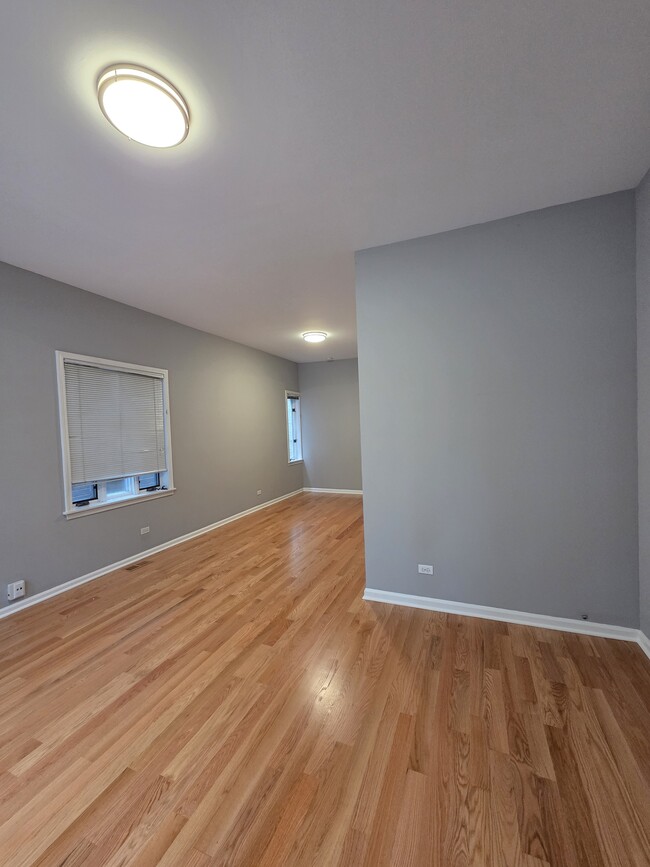 Living room - 1229 W Wellington Ave