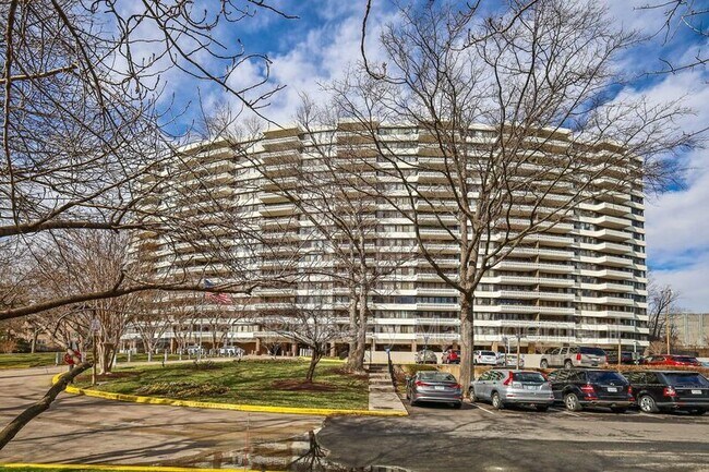 Foto del edificio - 6301 Stevenson Ave