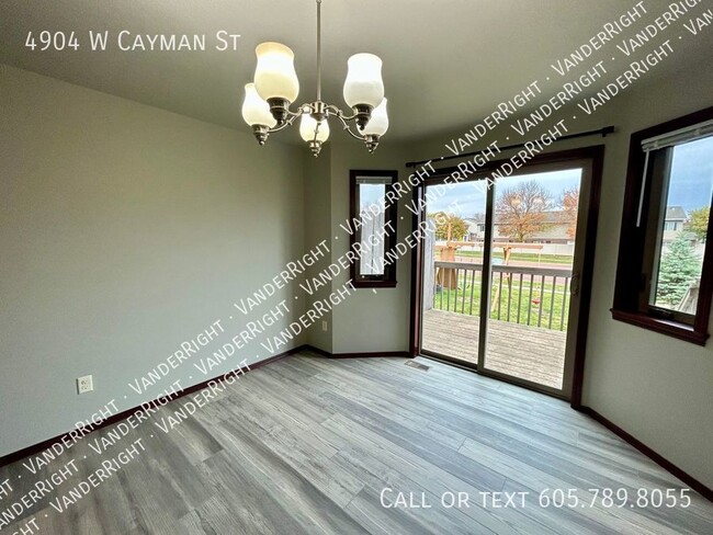 Building Photo - Spacious 3 Bedroom 2.5 Bathroom Townhome!